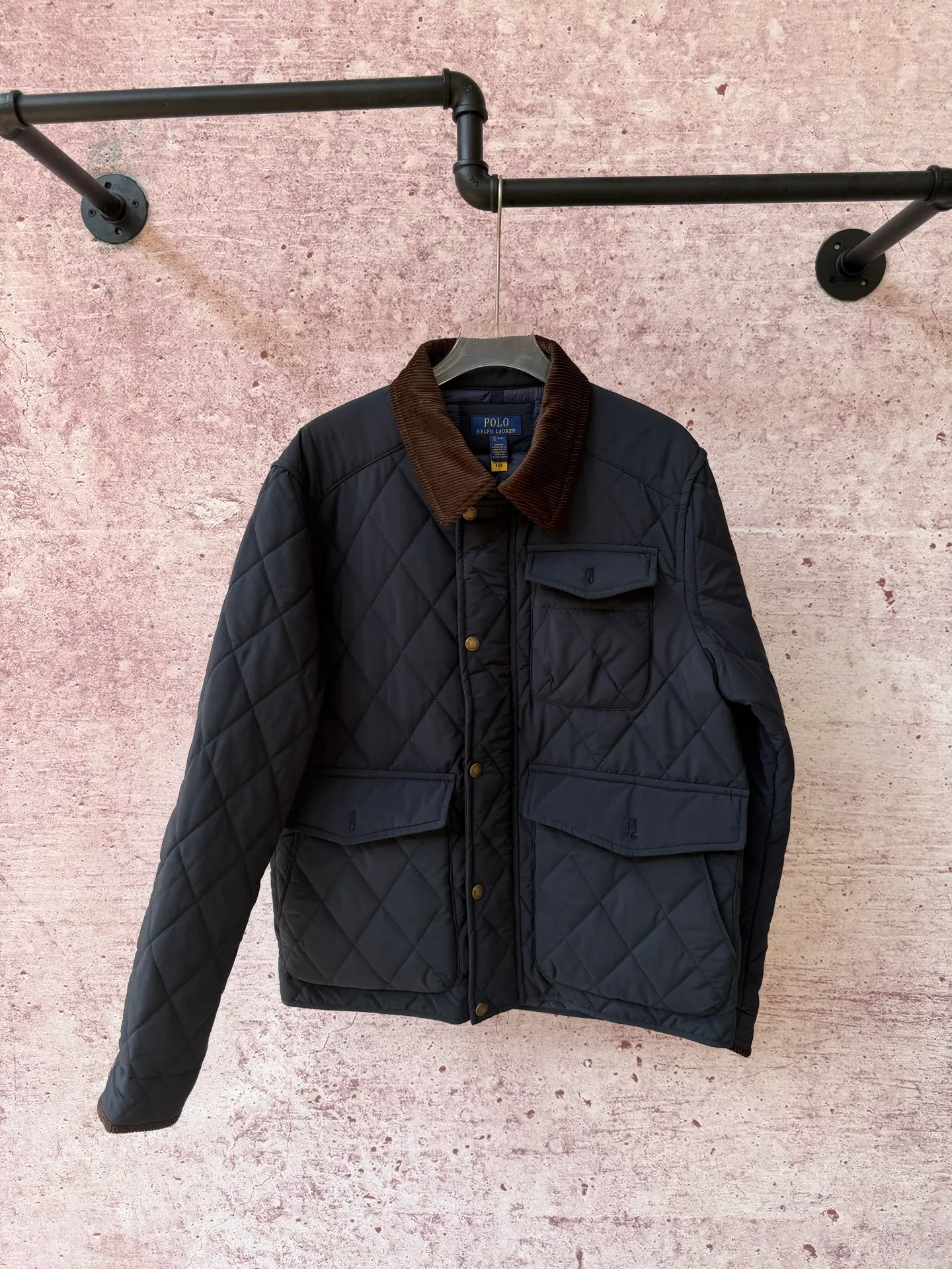 P430 Raff's new rhombus plaid workwear cotton jacket, customized hardware accessories, fine workmanship inside and outside to maintain the original details, simple version, old money style, casual matching, workmanship details restored, diamond grid stitching inside and outside fixed, collar and cuffs with corduroy to add matching attributes, shoulder chapters highlight the brand tonality, hem slit snap design is more matching attributes, full of details